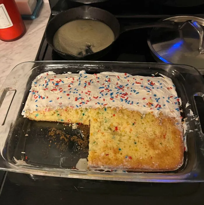 He hecho este bizcocho, corté un trozo, me lo comí y cuando volví a la cocina el perro había lamido el glaseado hasta donde pudo llegar