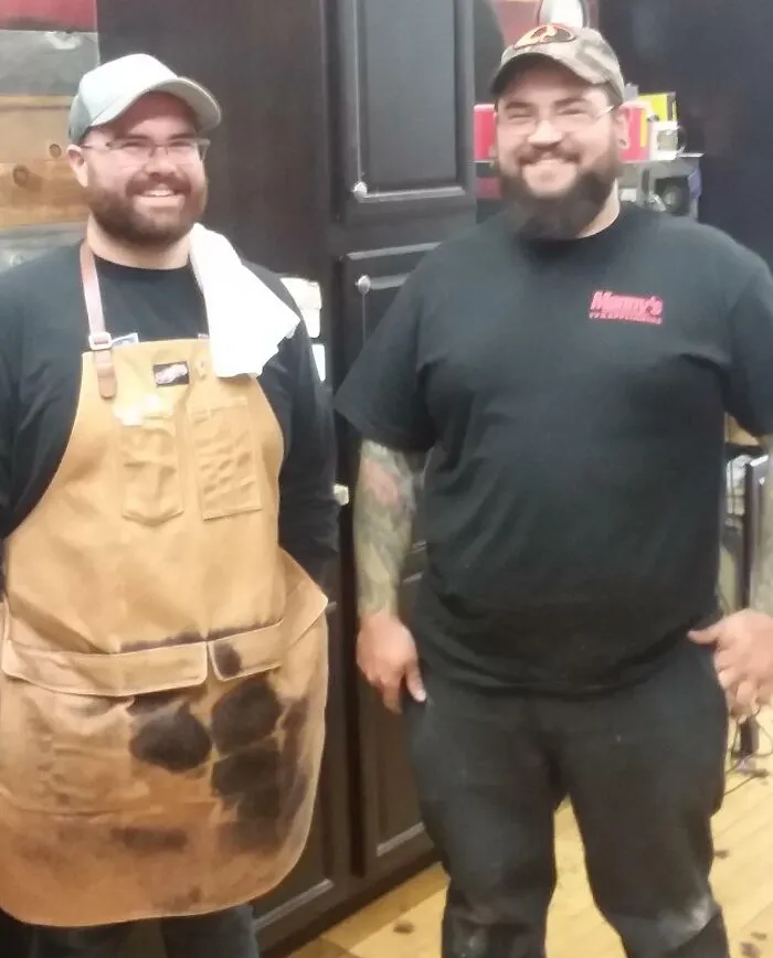 Amigo mío a la izquierda, compañero de trabajo a la derecha. Tienen la misma voz, gestos, sonrisa y ojos