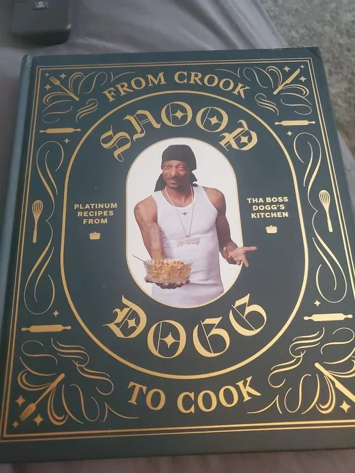 Cook Up A Plate Of Snoop’s Best Recipes With The <a Style="Display:inline;" Href="Https://Www.amazon.com/Dp/1452179611?ots=1&slotnum=13&imprtoken=22c5f924-C51e-43c9-A77&ascsubtag=%5bartid%7c10070.g.34346615%5bsrc%7c%5bch%7c%5blt%7csale%5bpid%7cc0f308ff-3e49-4313-8b1e-F68057513235&linkcode=ll1&tag=bpkangaroo-20&linkid=fc1211a723f2a60bde2a28d343037194&language=en_us&ref_=as_li_ss_tl" Target="_blank"><span Style="Font:inherit;color:#d74b1f;"> 'From Crook To Cook'</Span> Cookbook - The Surefire Chow To Win A White Elephant Party!