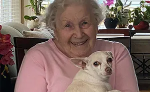 "Gucci trajo alegría a la casa": Una mujer de 100 años adopta a un perro de 11 años que nadie quería