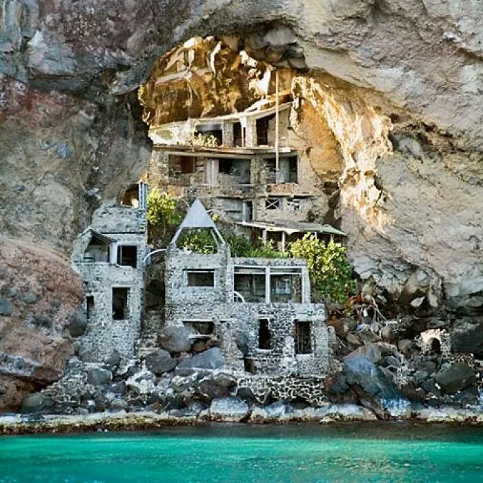 30 Weird Homes That Just Needed To Be Shared On This Group