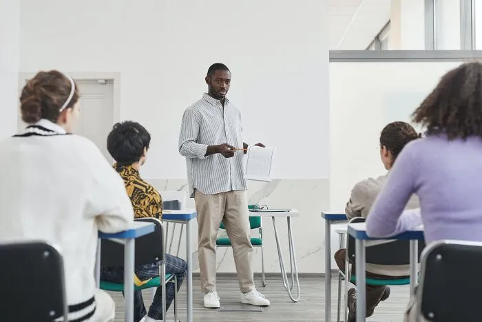 20 Profesores cuentan cuál fue la gota que colmó el vaso para dejar su trabajo