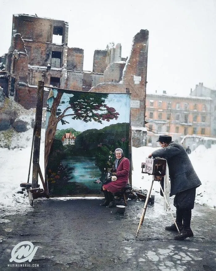 En noviembre de 1946, mientras hace un retrato en Varsovia, este fotógrafo emplea un telón de fondo para ocultar los restos de la destrucción de Polonia en la Segunda Guerra Mundial.