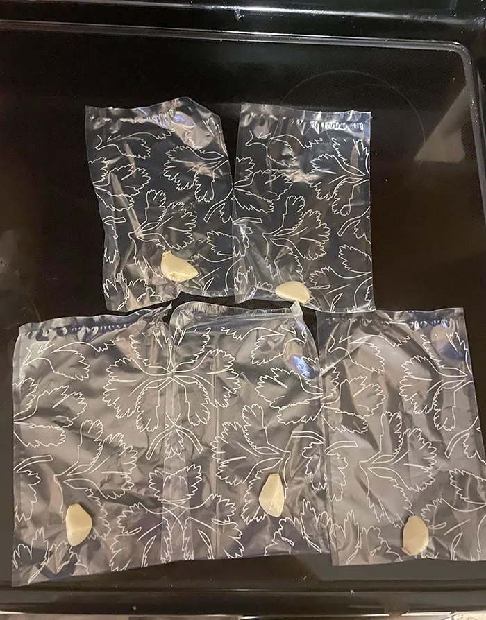HelloFresh Packed 5 Cloves Of Garlic Separately In 5 Plastic Bags