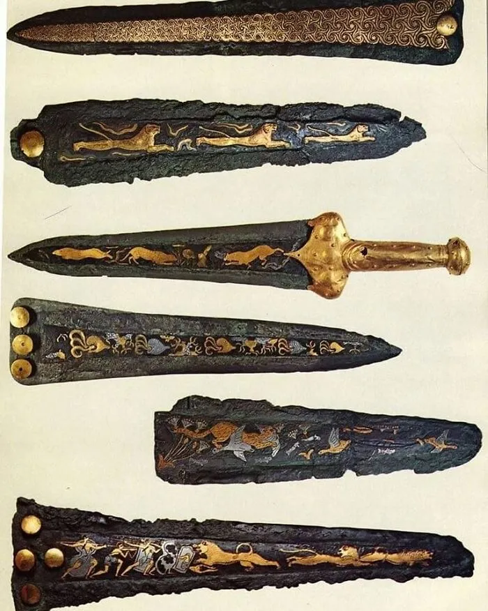 Dagas micénicas de plata y oro. Halladas en las tumbas de pozo 4-7 del círculo de tumbas A, 1550-1500 a.C.