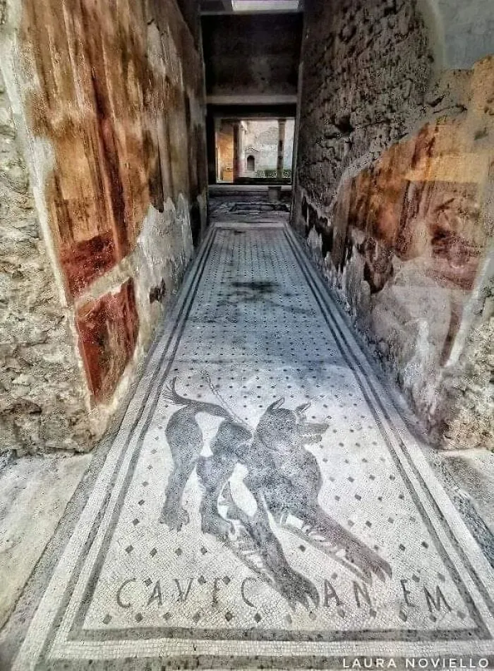 Mosaico romano a la entrada de la casa del poeta trágico en las ruinas de Pompeya, destruida en el año 79 d.C.