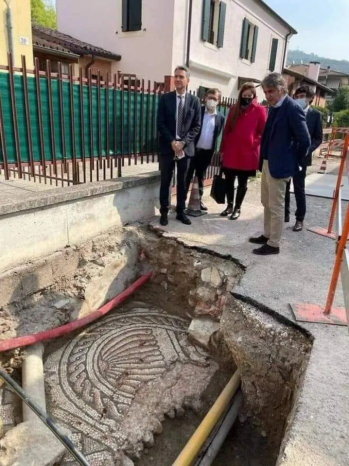Hallado en Montorio (Verona, Italia) el suelo de mosaico de una villa del siglo IV o V d.C.