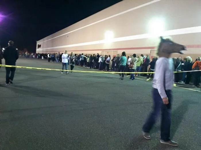 Black Friday en un Walmart en Alabama. Demasiada gente esperando para entrar