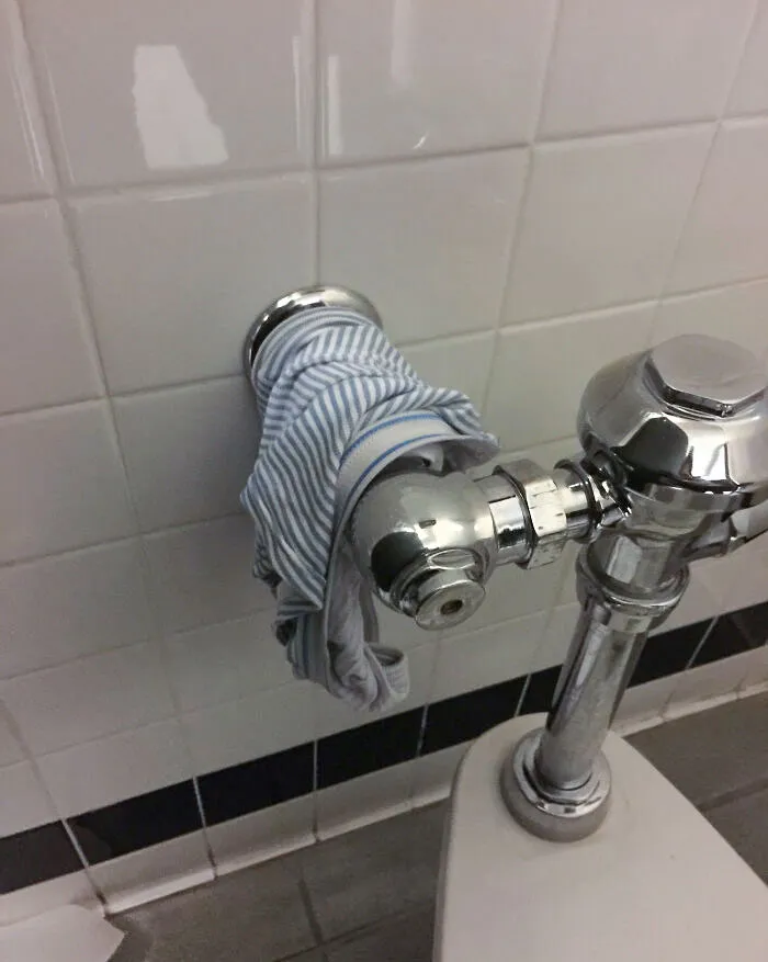 Al parecer alguien se emocionó demasiado y perdió su ropa interior en el baño durante el Black Friday