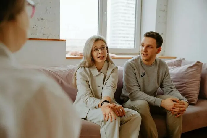 30 People Share What Made Them Notice Their Friends Have A Bad Marriage