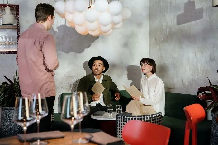 30 People Share The Heartbreaking Moment They Realized Their “Friend” Was Fake