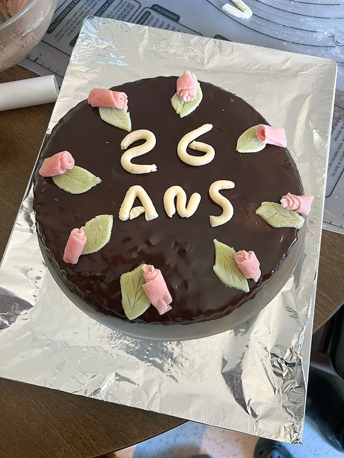Puede que no sea la tarta más bonita, y que las rosas sean un fracaso, pero saber que mi madre ciega se tomó el tiempo de prepararla la convierte en la tarta más bonita del mundo