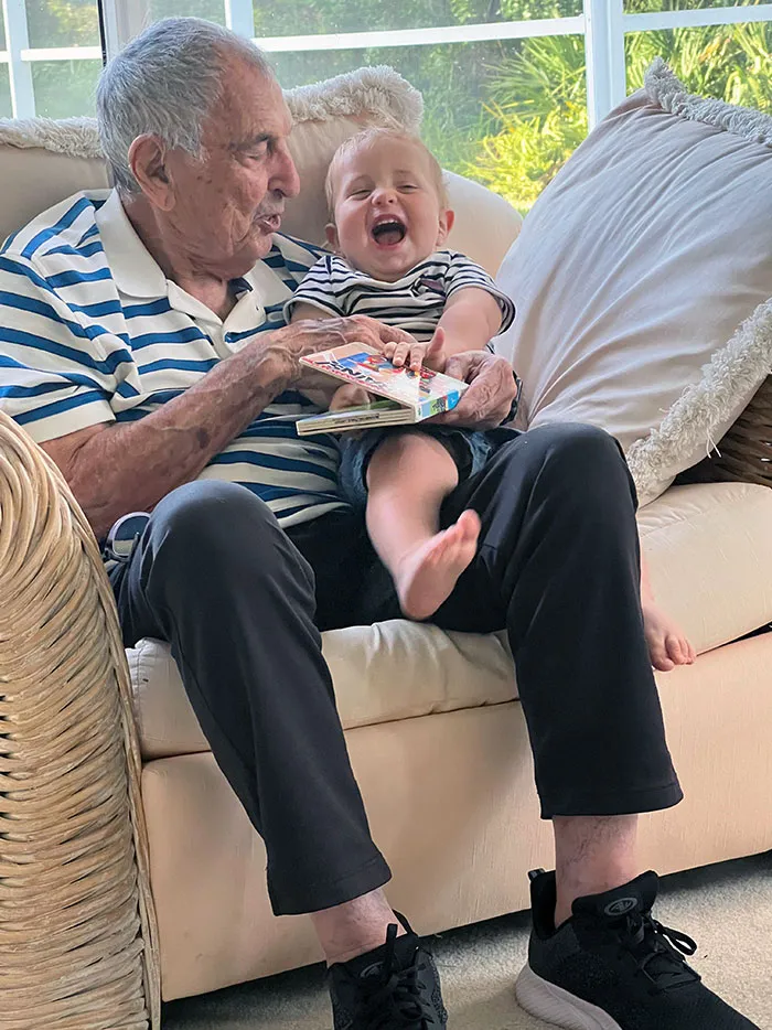 Mi padre tenía 57 años cuando yo nací, así que siempre supuse que no viviría para conocer a mis hijos. Imagínense lo especiales que son estos momentos