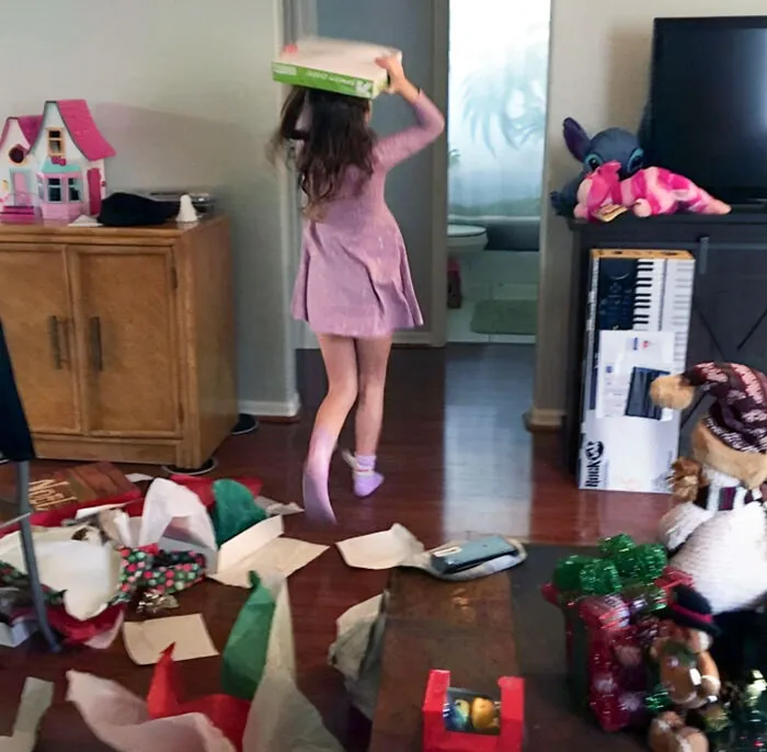 Mi hija siempre roba papel de impresora para dibujar, así que para Navidad le envolví un paquete de 500 páginas de papel. Empezó a correr gritando de emoción. El regalo más fácil