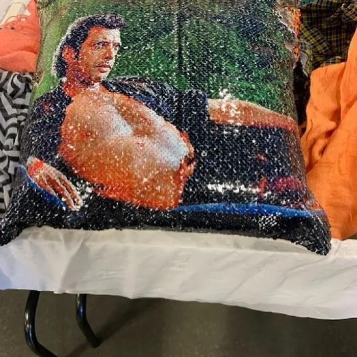 50 Weird Items That People Donated To Thrift Stores, Only For Them To End Up On This IG Page