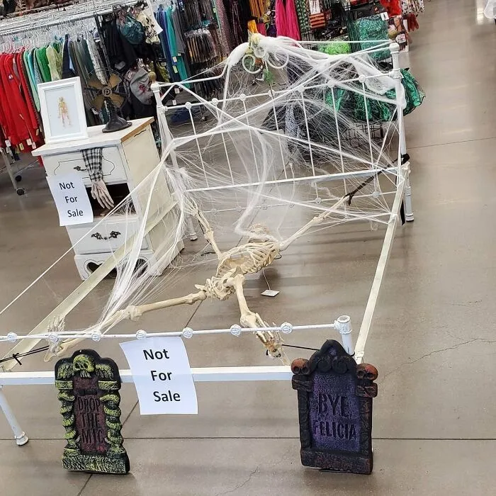 50 Weird Items That People Donated To Thrift Stores, Only For Them To End Up On This IG Page