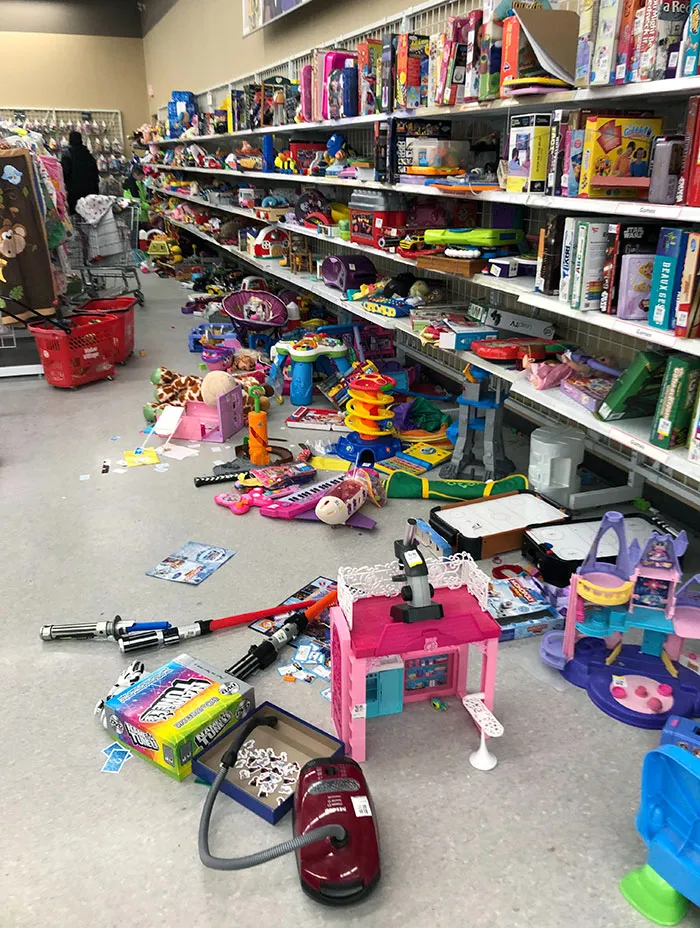 Padres, la tienda no es una guardería. Recojan lo que desordenan sus hijos