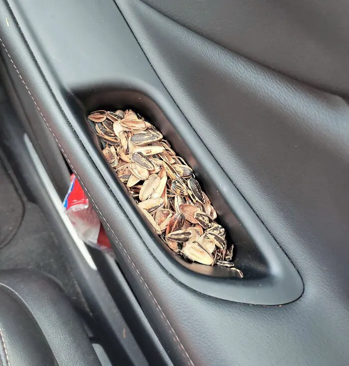 Mi esposa come pipas en el coche y las deja ahí. Es donde se abre la puerta