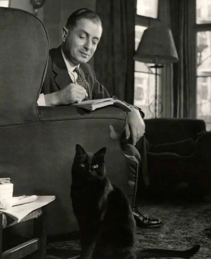 40 Vintage Photos Of Cats Posing With Famous People And Interesting Personalities (New Pics)