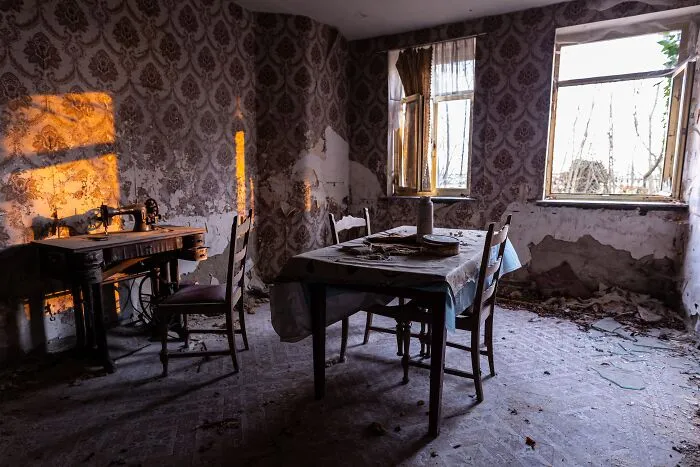 30 Weird Surprises People Found After Moving Into A New Home, As Shared In This Online Thread