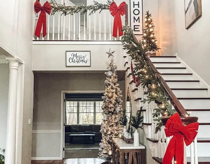 Welcome Guests With a Beautifully-decorated Staircase