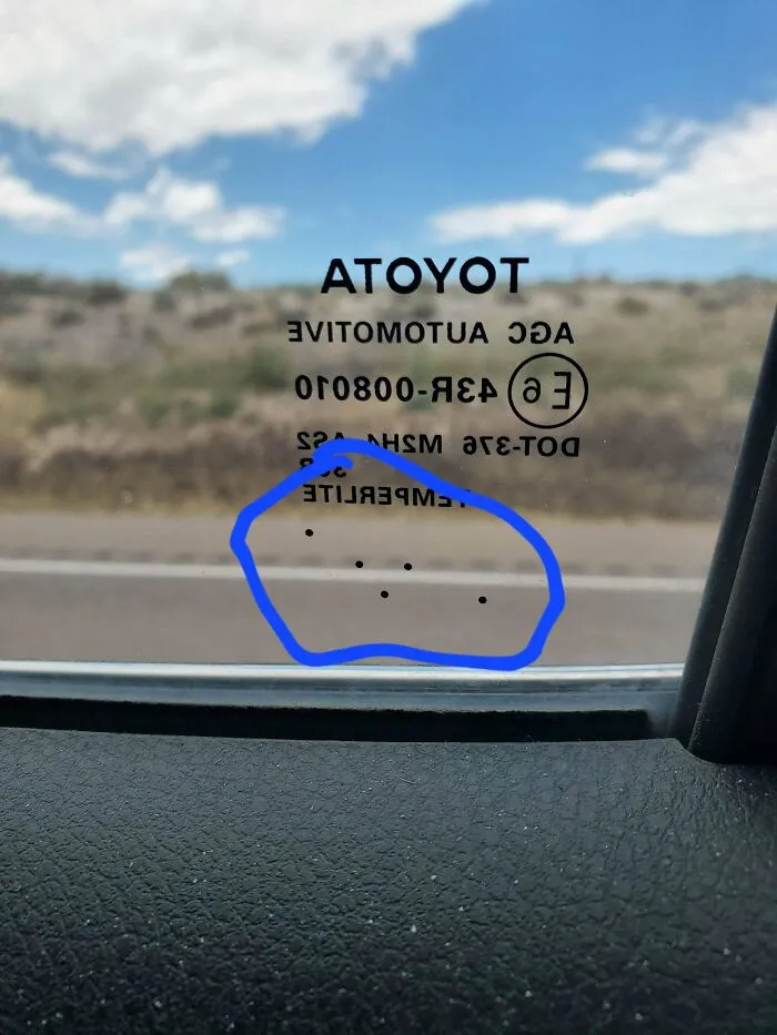 ¿Para qué son estos puntos en el cristal de mi toyota?