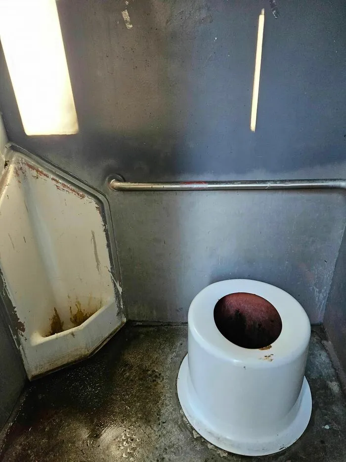 Creepy-Toilets-With-Threatening-Auras-Pics