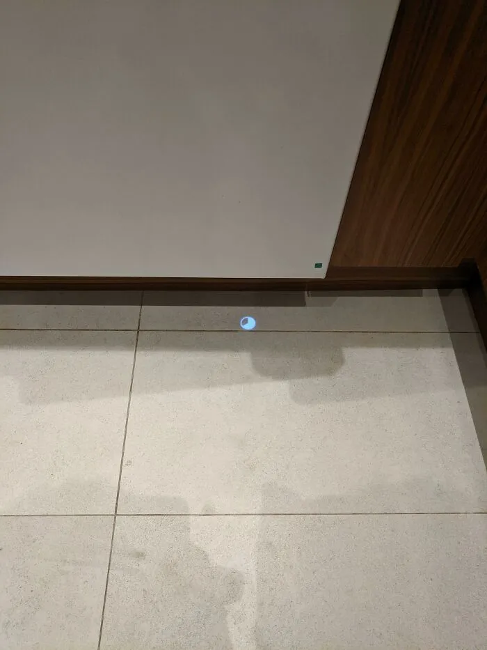 Este lavavajillas proyecta el tiempo que le falta en el suelo