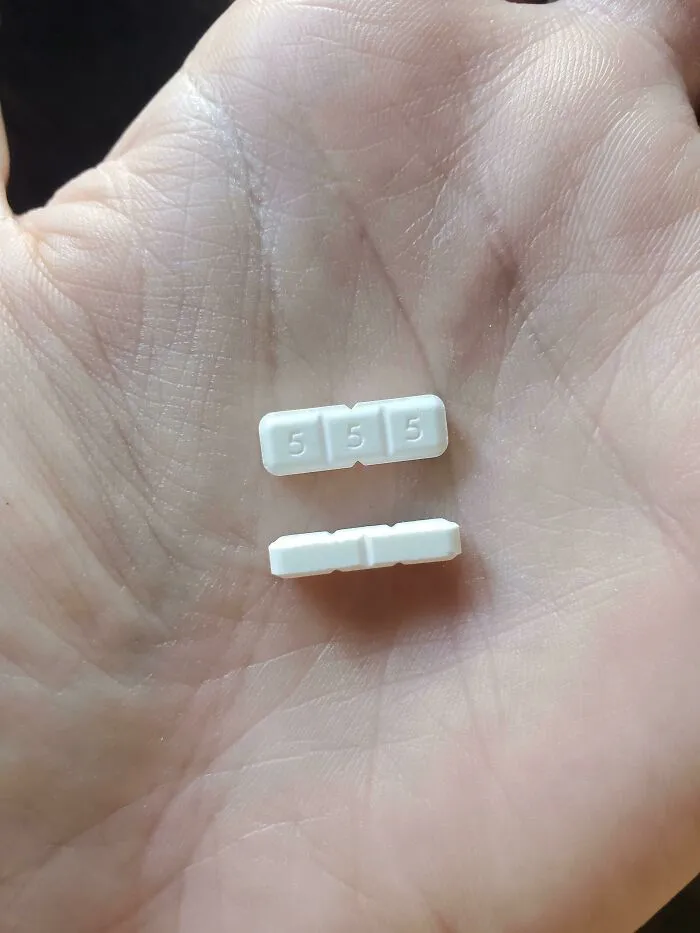 Esta pastilla se puede partir en 3 dosis de 5mg o 2 de 7,5 mg, dependiendo del lado en que intentes partirla