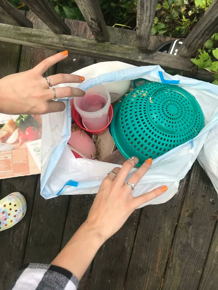 Mi compañero tira a la basura los platos y demás para no tener que lavarlos (yo compré todos los platos y cubiertos)