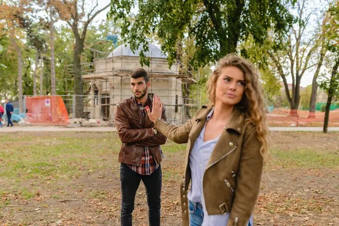 30 Men Shared What Behaviors Make Them Lose Interest When Dating