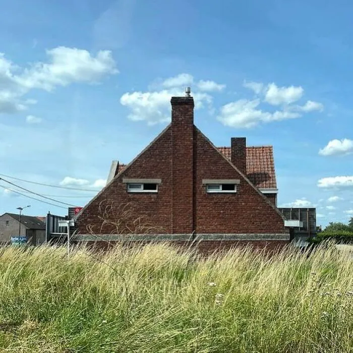 La casa te mira mal
