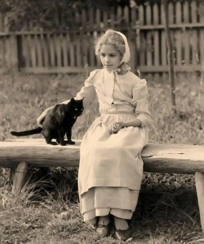 40 Vintage Photos Of Cats Posing With Famous People And Interesting Personalities (New Pics)