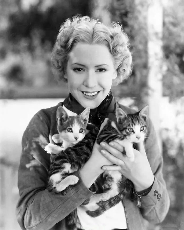 40 Vintage Photos Of Cats Posing With Famous People And Interesting Personalities (New Pics)