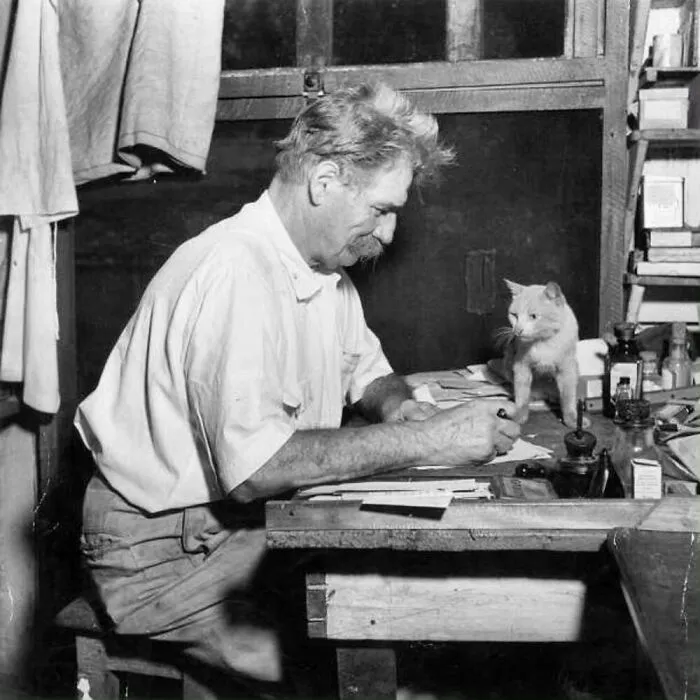 40 Vintage Photos Of Cats Posing With Famous People And Interesting Personalities (New Pics)