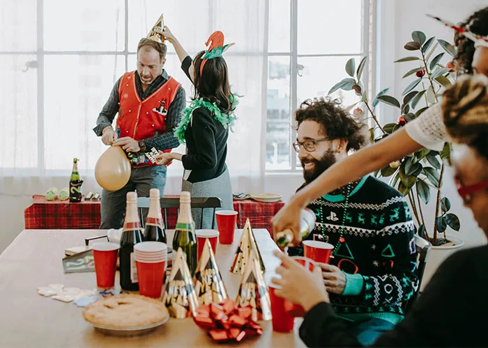 “Did That Really Just Happen?”: 35 Scandalous Workplace Christmas Parties That Are Hard To Forget
