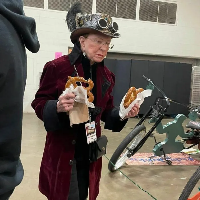 30 Of The Most Hilariously Chaotic Things To Have Been Spotted At Car Shows