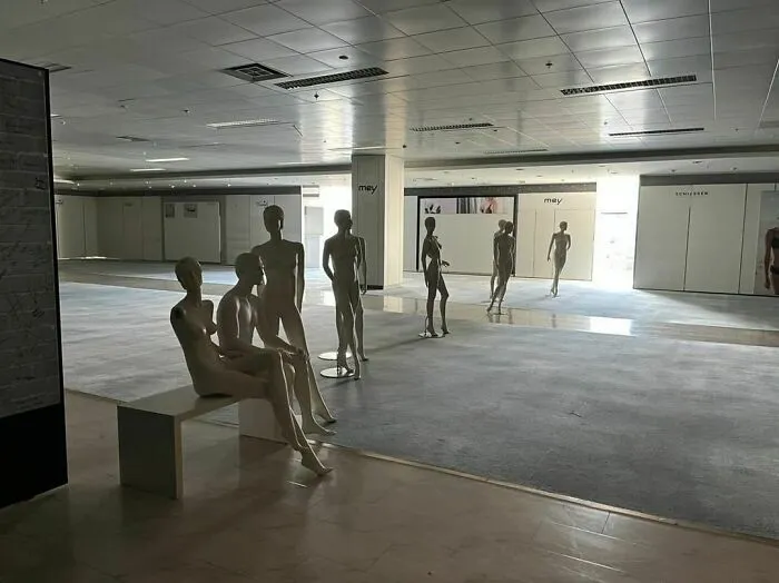 30 Pics That Feel Oddly Familiar, Yet Subtly Unsettling, As Shared On This Dedicated IG Page
