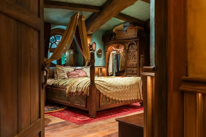 Venturing Into Hobbiton’s First Ever Hobbit Hole: 22 Photos That I Took In There