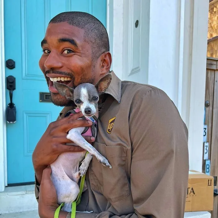 UPS Guy Takes Selfies With All The Neighborhood Dogs While Delivering Parcels (50 New Pics)
