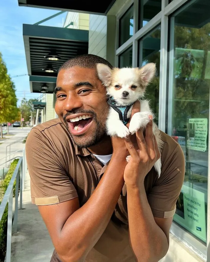 UPS Guy Takes Selfies With All The Neighborhood Dogs While Delivering Parcels (50 New Pics)