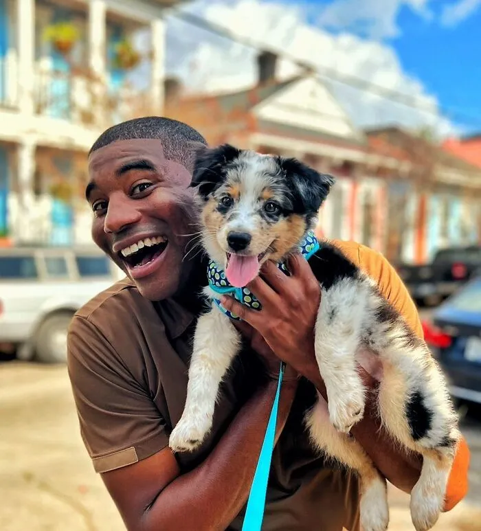 UPS Guy Takes Selfies With All The Neighborhood Dogs While Delivering Parcels (50 New Pics)