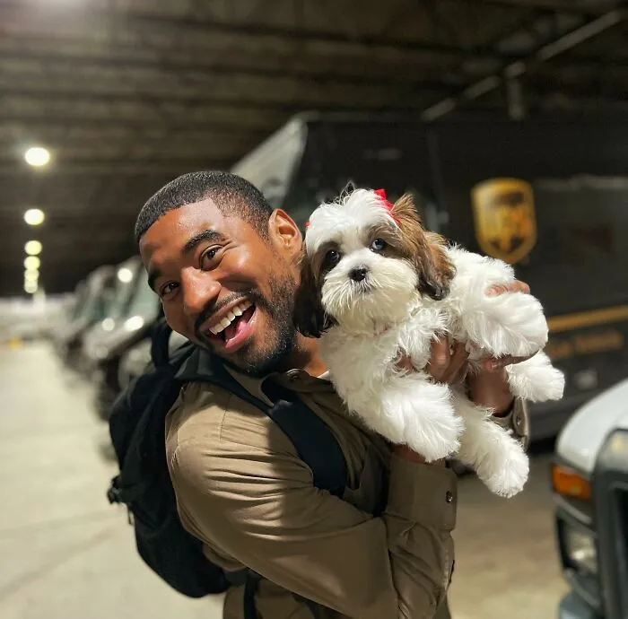 UPS Guy Takes Selfies With All The Neighborhood Dogs While Delivering Parcels (50 New Pics)