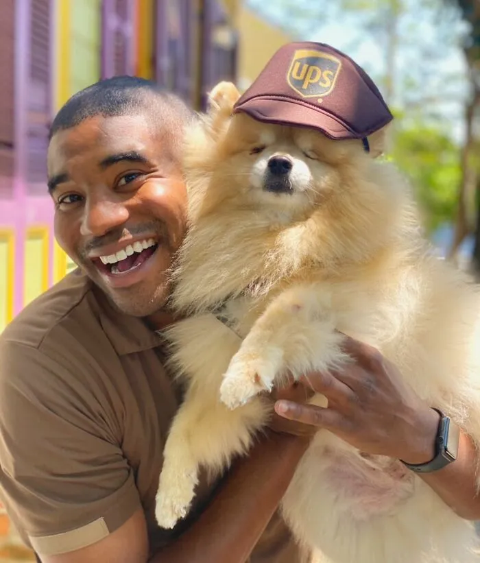 UPS Guy Takes Selfies With All The Neighborhood Dogs While Delivering Parcels (50 New Pics)