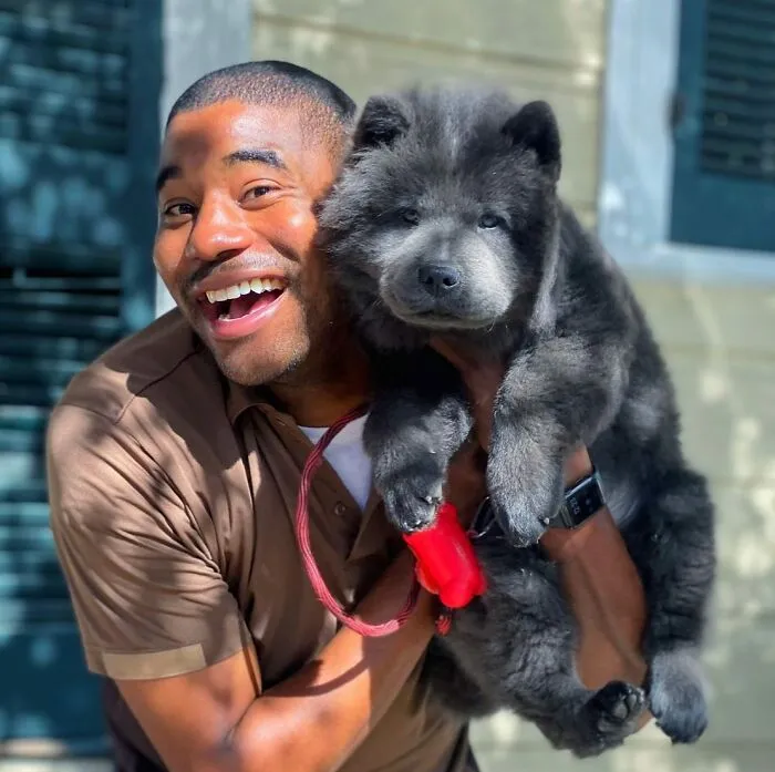 UPS Guy Takes Selfies With All The Neighborhood Dogs While Delivering Parcels (50 New Pics)
