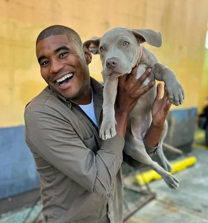 UPS Guy Takes Selfies With All The Neighborhood Dogs While Delivering Parcels (50 New Pics)