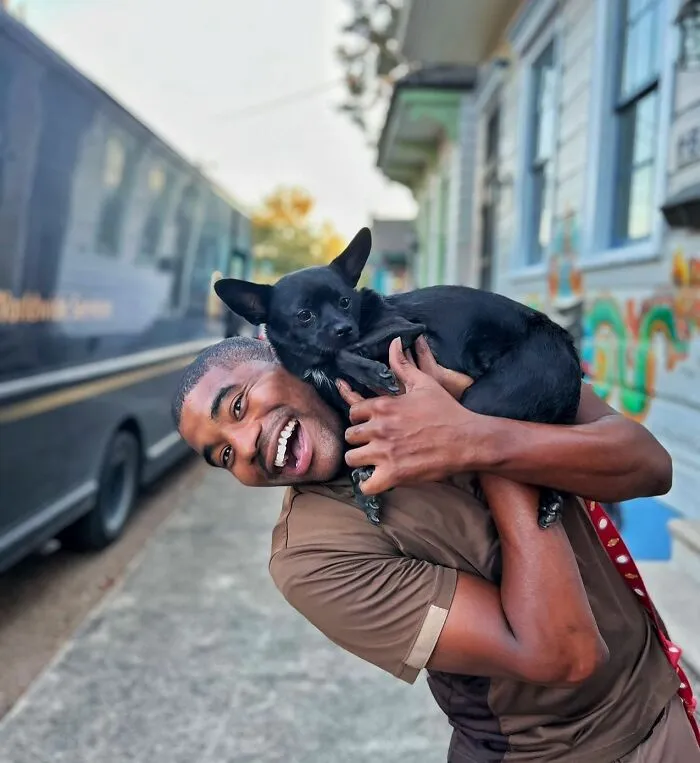 UPS Guy Takes Selfies With All The Neighborhood Dogs While Delivering Parcels (50 New Pics)