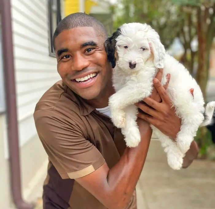 UPS Guy Takes Selfies With All The Neighborhood Dogs While Delivering Parcels (50 New Pics)