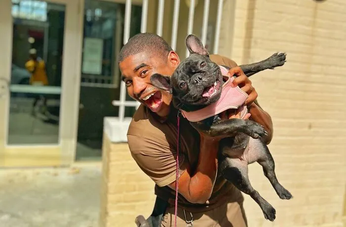 UPS Guy Takes Selfies With All The Neighborhood Dogs While Delivering Parcels (50 New Pics)