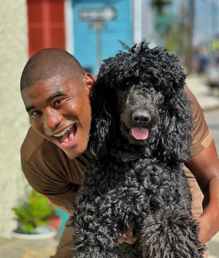 UPS Guy Takes Selfies With All The Neighborhood Dogs While Delivering Parcels (50 New Pics)